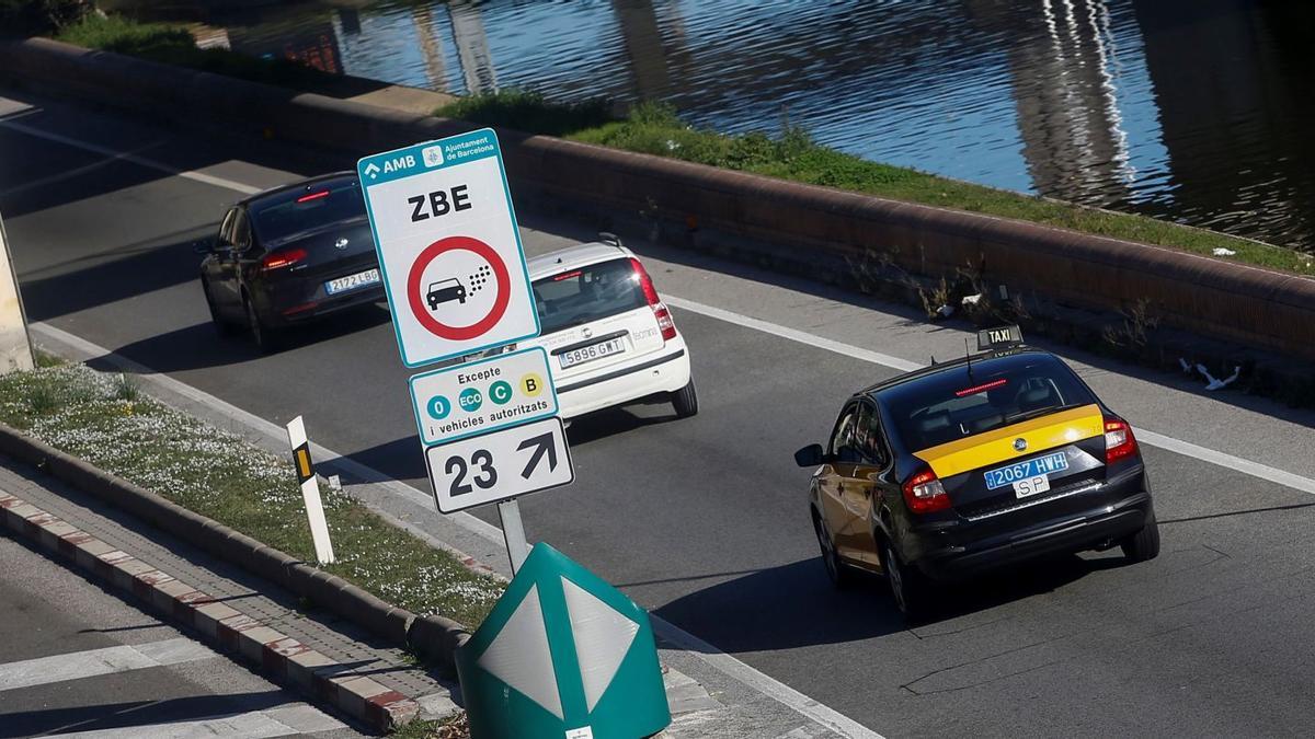 Senyal de trànsit a Barcelona indicant que s’està circulant en una zona de baixes emissions i quin tipus de vehicle té permís per passar-hi