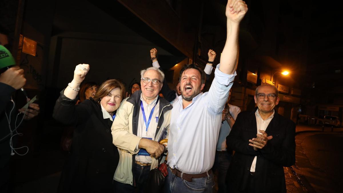 Pablo Ruz junto a sus padres, esta noche en Elche tras saberse ganador de las elecciones