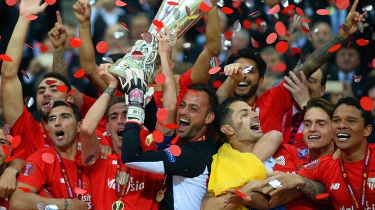 Los jugadores del Sevilla celebran la victoria en la Europa League