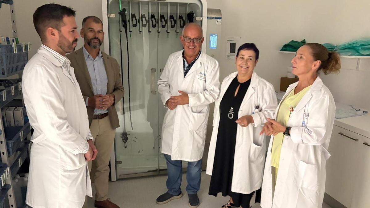 Pola esquerda, Hugo Pérez, Luis León Mateos e Ángel Facio, con dúas facultativas durante a súa visita ao Hospital do Barbanza.