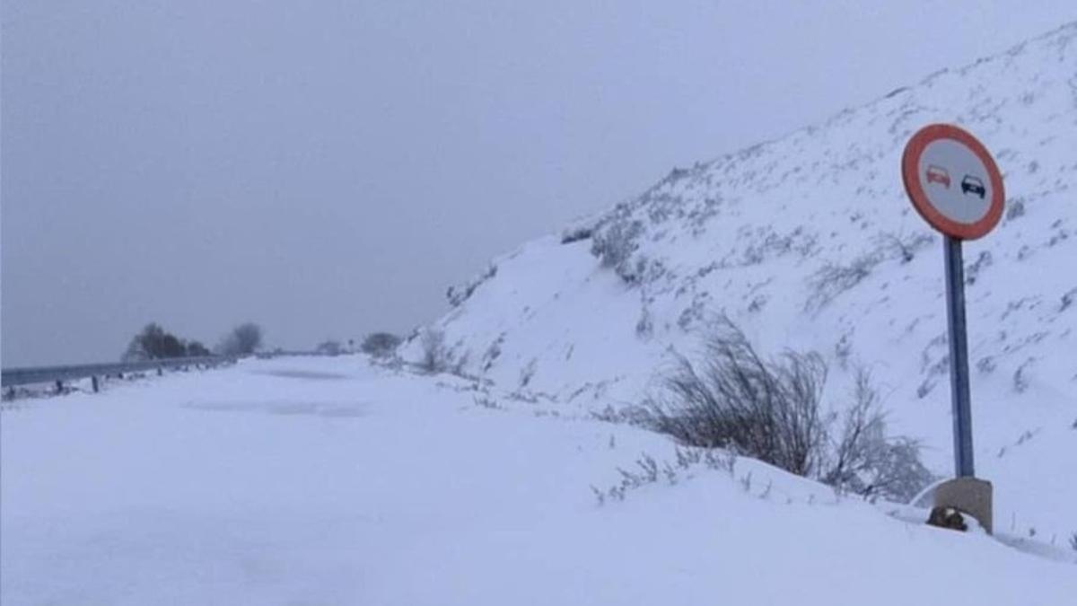 La carretera de Escuredo, cubierta de nieve durante el pasado invierno.