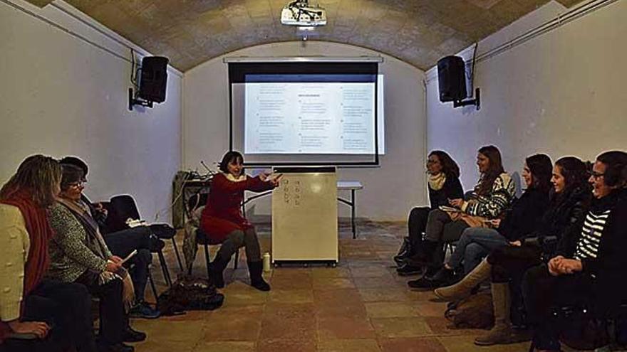 Una decena de mujeres participa en el taller de &#039;gloses&#039; en ArtÃ .