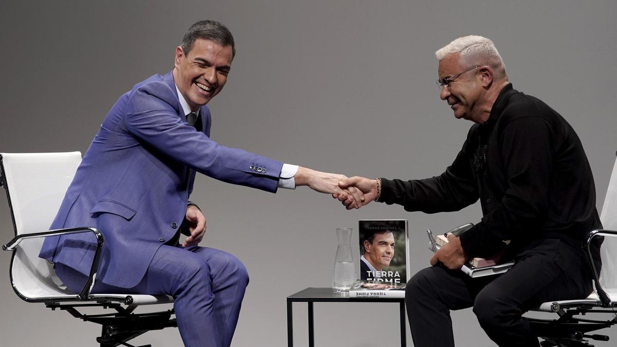 Pedro Sánchez y Jorge Javier Vázquez durante la presentación del libro 'Tierra Firme'.