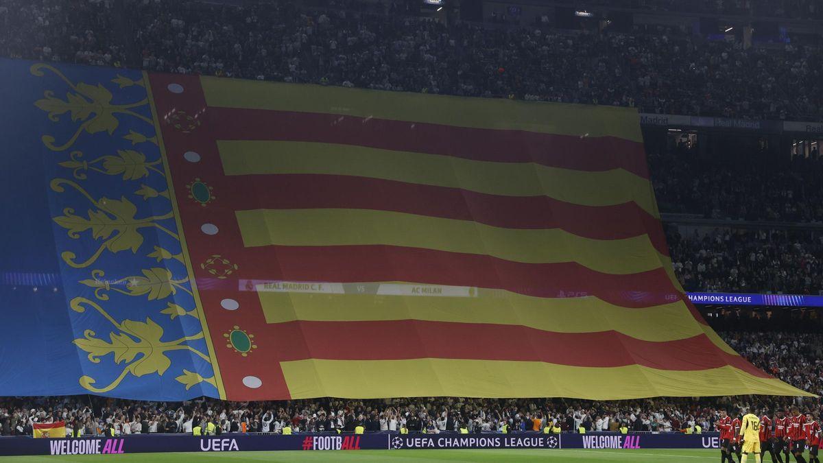 Los jugadores del Milan ante la bandera valenciana, antes del partido de la Liga de Campeones frente al Madrid, en el Santiago Bernabéu