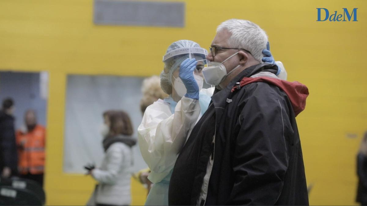 Un ciudadano se somete a una prueba PCR en el polideportivo Germans Escalas de Palma