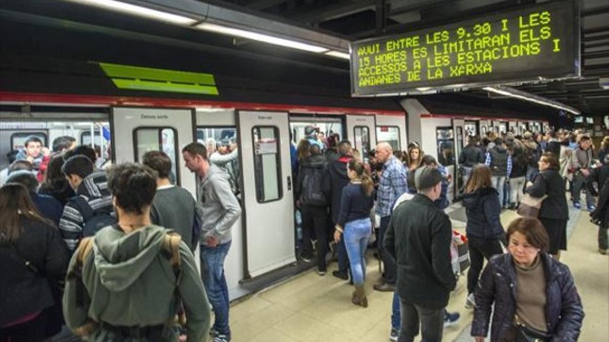 Aglomeraciones durante la huelga parcial del metro el pasado día 2.