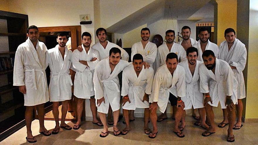 Los jugadores del Palma Futsal posan antes de disfrutar del spa en el Hotel Valparaíso de Palma.