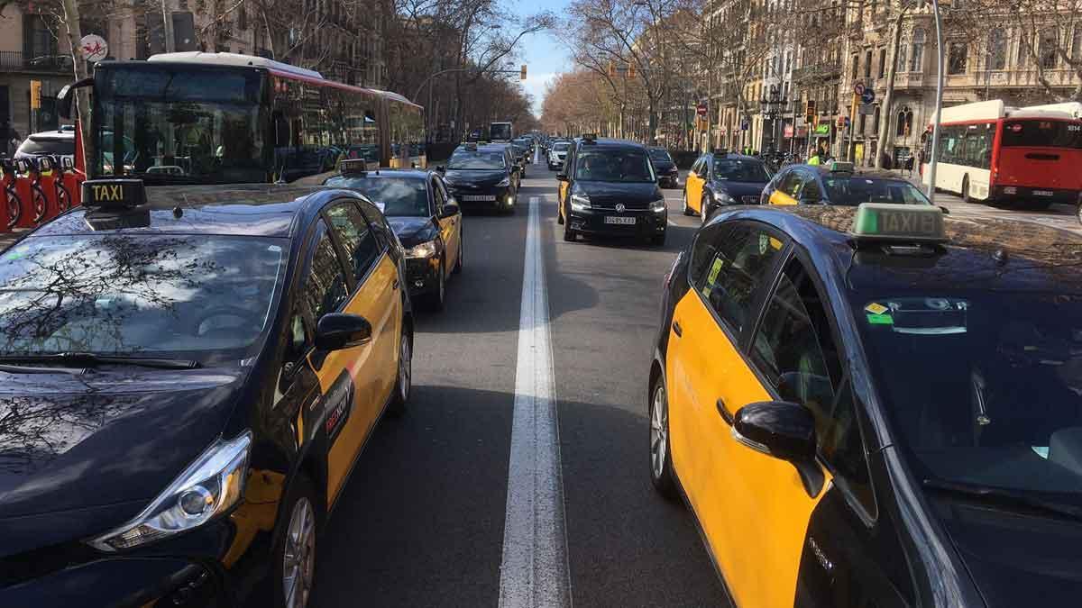 Marcha lenta de taxis por la Gran Vía de Barcelona