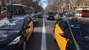 Una altra marxa lenta de taxistes col·lapsa el centre de Barcelona