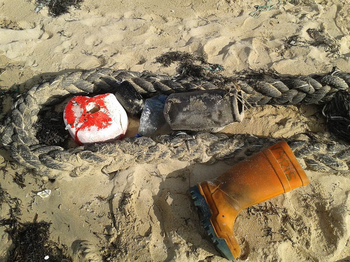 Basura en playa A Lanzada. M.M