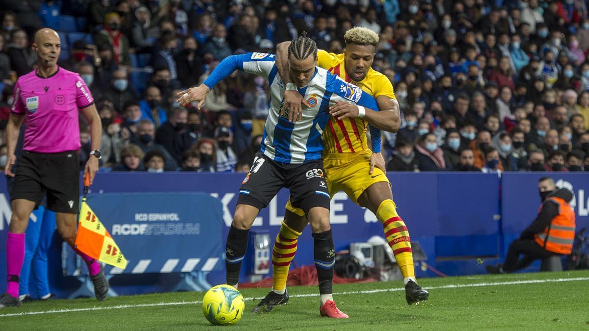 Adama presiona a Raúl de Tomás junto a la banda durante la segunda mitad.