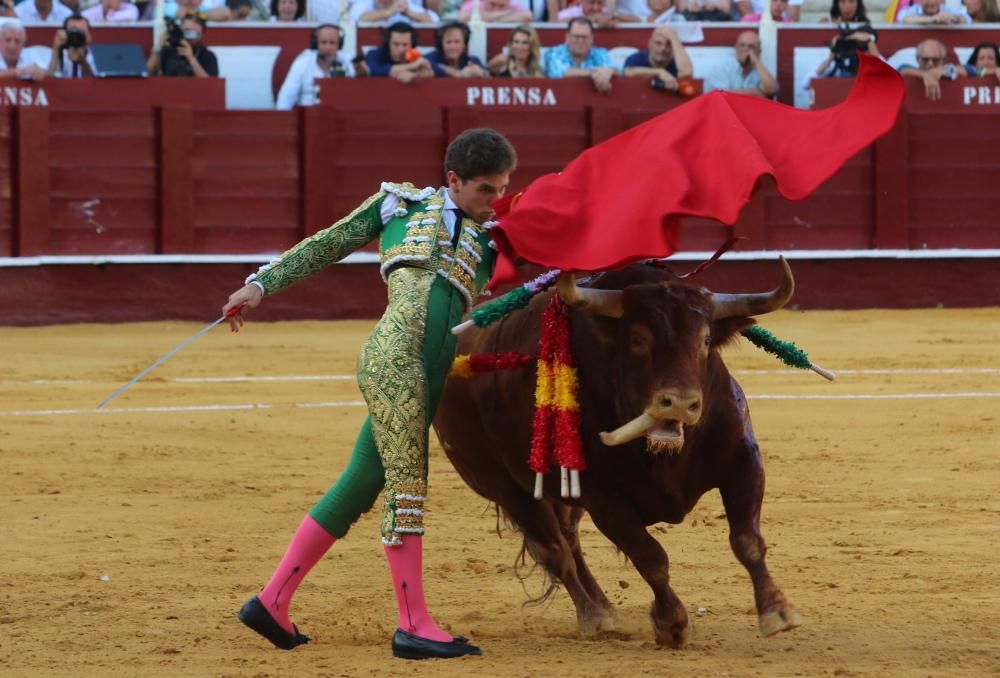 El mal juego de las reses de Domecq condicionó una corrida en la que sólo destacó Ginés Marín y en la que los hermanos Rivera Ordóñez tuvieron una actuación discreta