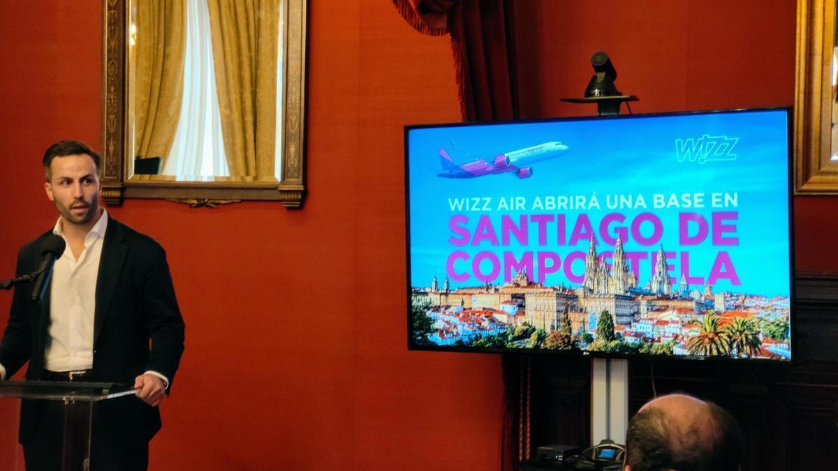 El director de rutas de Wizz Air en España, Samuel Ferrera, en la presentación de la base de Wizz Air en Santiago