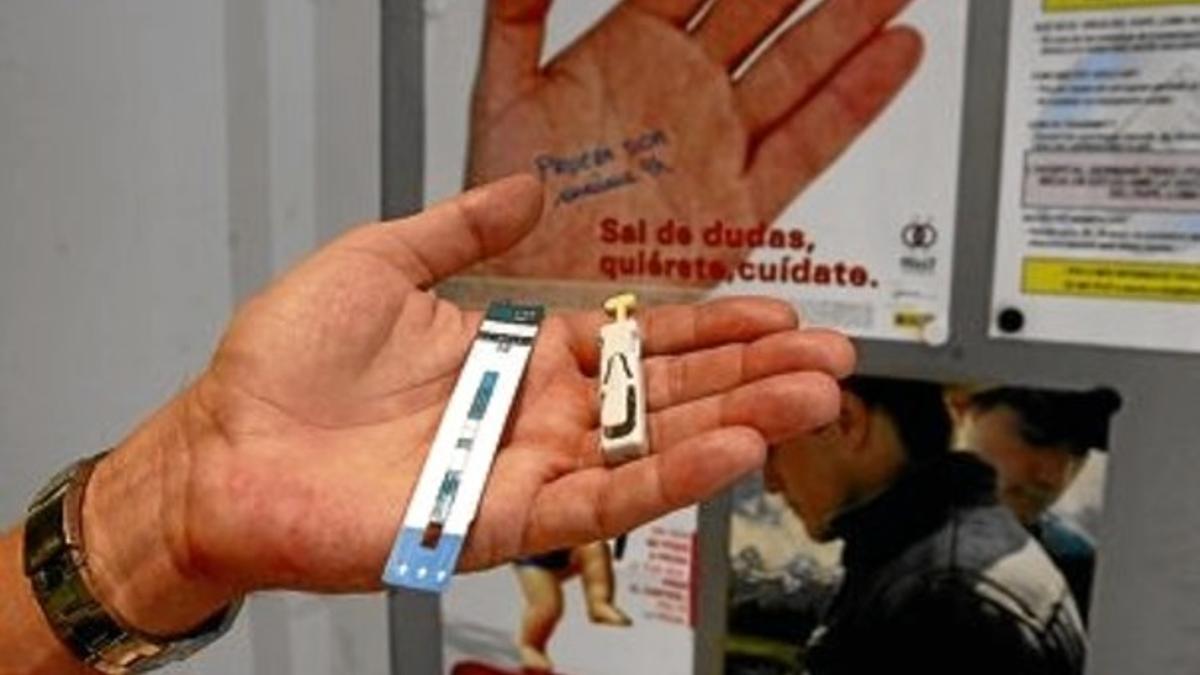 Dispositivos para hacer un test rápido de detección del virus del sida en un centro de Barcelona.