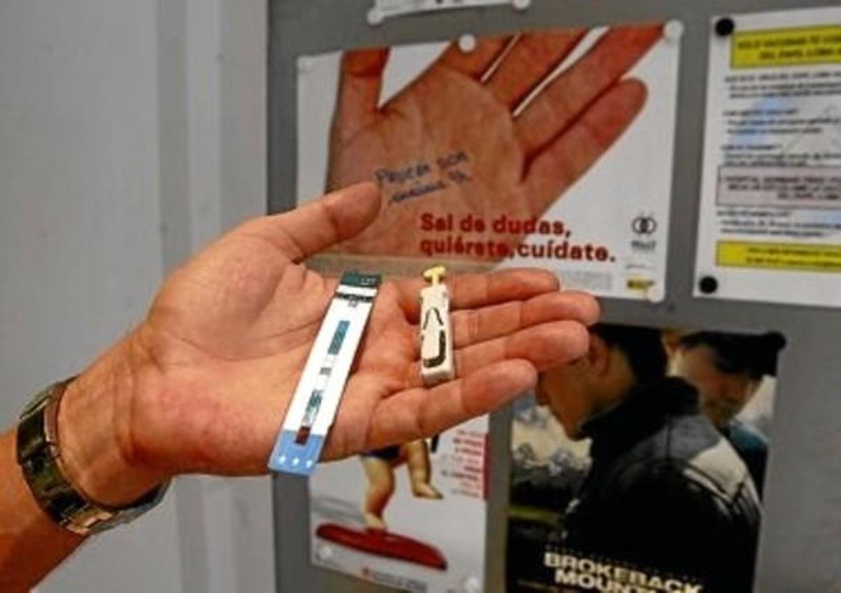 Dispositius per fer un test ràpid de detecció del virus de la sida en un centre de Barcelona. Dispositius per fer un test ràpid de detecció del virus de la sida en un centre de Barcelona.
