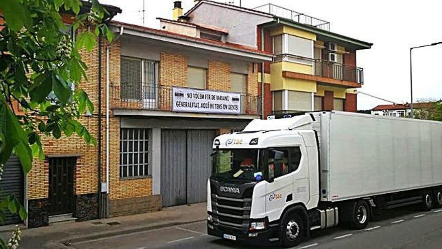 Un vehicle pesant travessa el vial Sant Jordi d&#039;Olot.