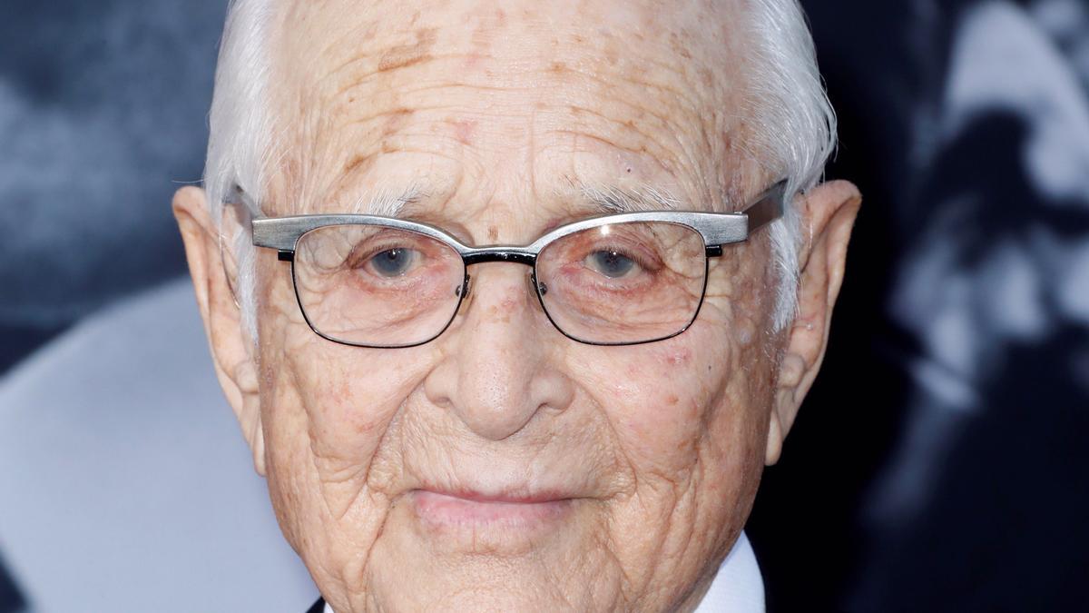 Muere Norman Lear, el creador que revolucionó las comedias televisivas en EE.UU.