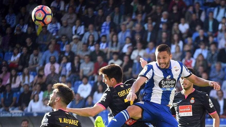 Andone intenta imponerse por alto a la defensa del Espanyol. // Víctor Echave