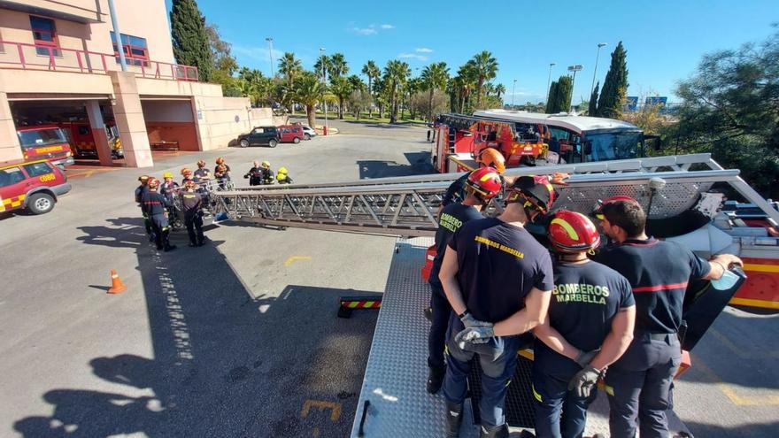 Efectivos de bomberos durante un curso en noviembre en el Parque de Marbella. | L. O.