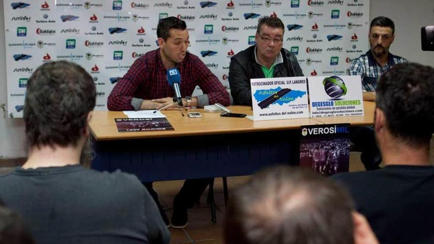 Hernán Pérez, Víctor Fernández-Miranda y Clemente Sánchez, en la sala de prensa de Ganzábal.