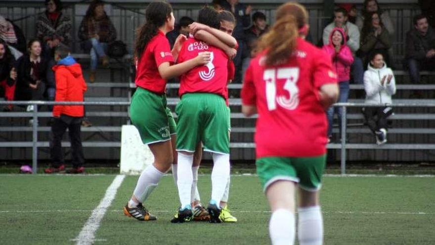 Las jugadoras estradense festejan su gol. // Bernabé/Luismy