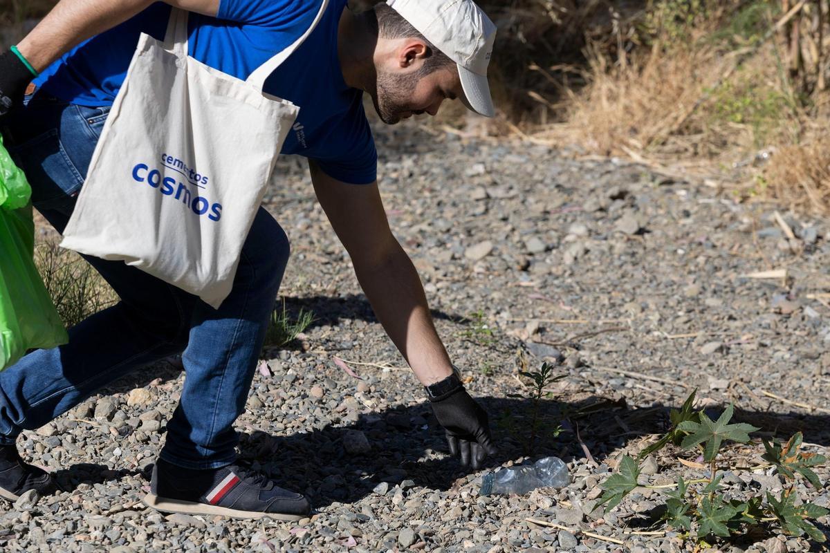 Los trabajadores de la cementera limpiaron de basura el Arroyo Jaboneros.