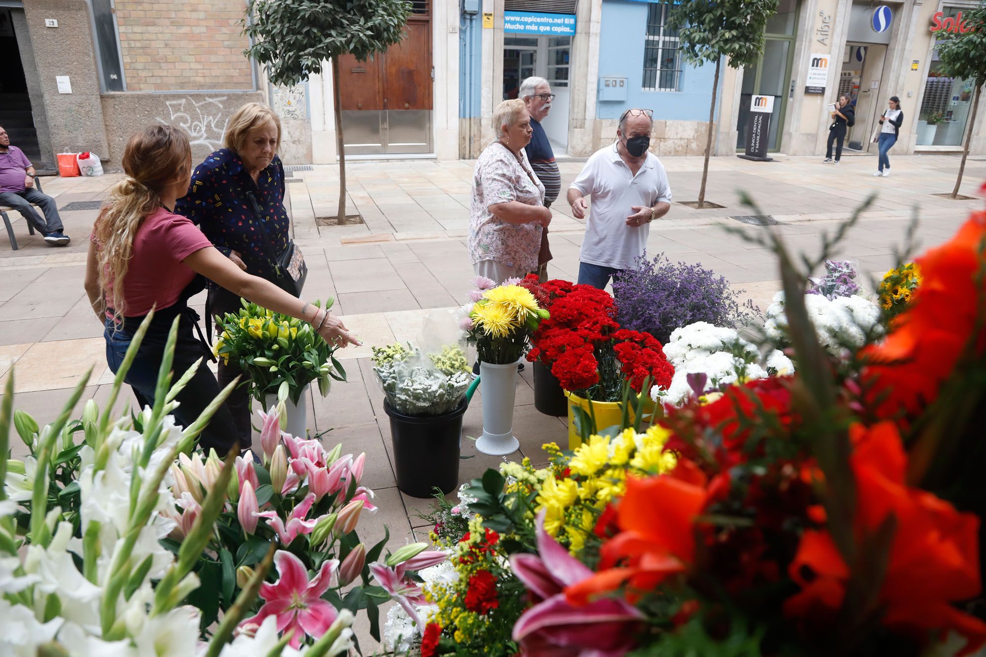 Venta de flores en Málaga de cara al 1 de noviembre, Día de Todos los Santos