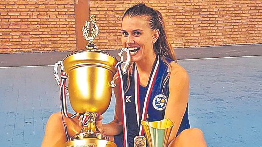 Gabi Ocete con la copa de campeonas.