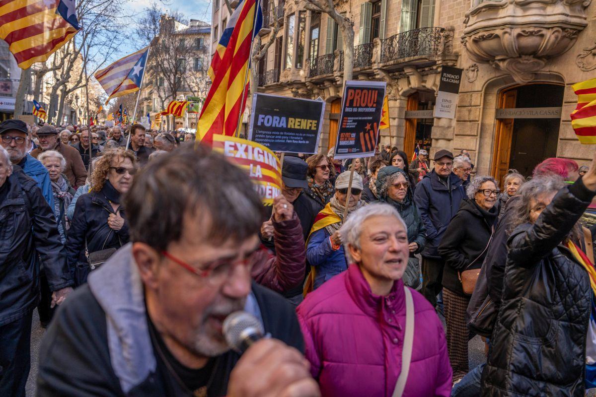 Los partidos y entidades independentistas arremeten contra el Govern y el Estado por Rodalies
