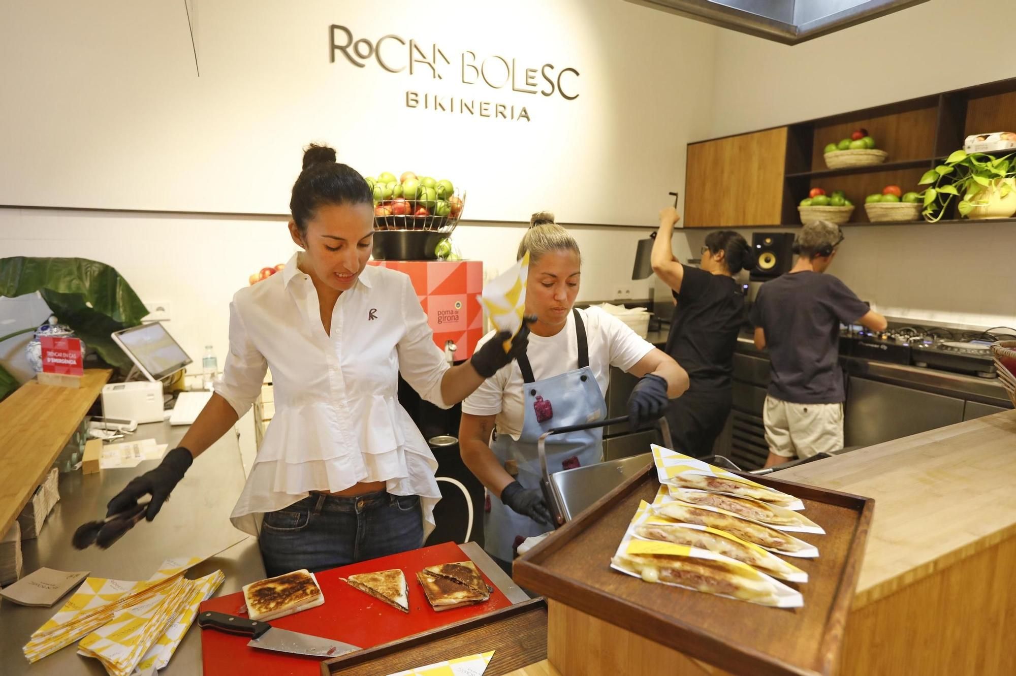 Inauguració de la biquineria dels Germans Roca, la Rocambolesc Bikineria