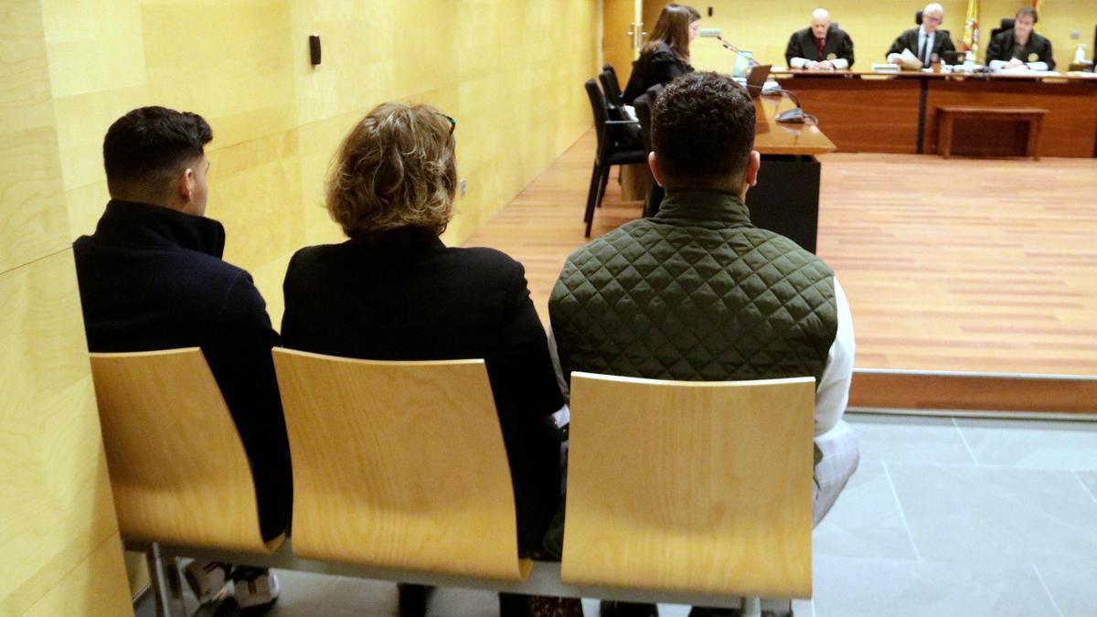 Els dos acusats (al mig la traductora) durant el judici a l'Audiència de Girona.