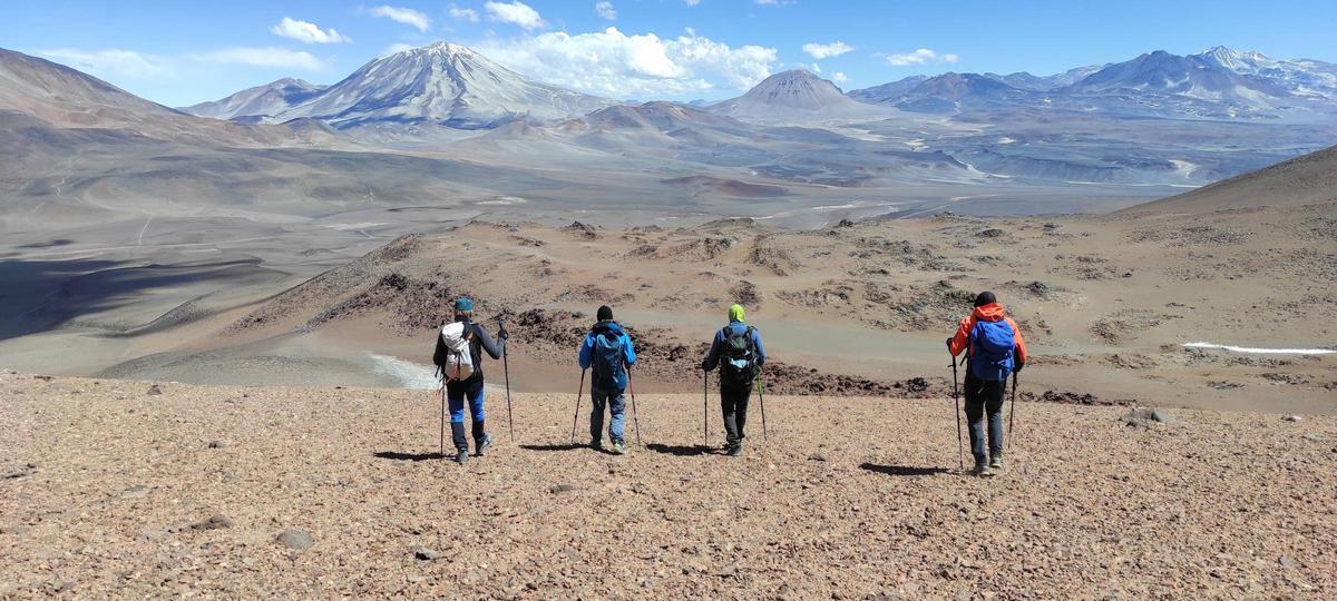 Cuatro de los montañeros avanzan por las tierras de los Andes
