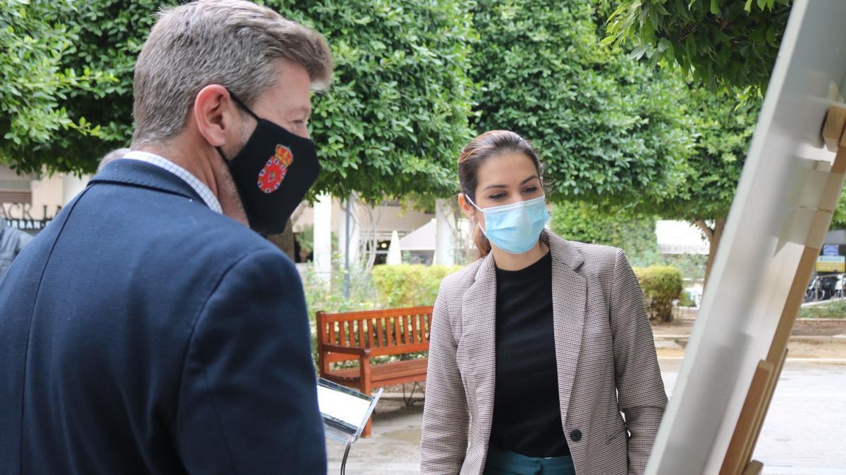 Los ediles Carmen Fructuoso y Juan Fernando Hernández presentan el proyecto en Santa Isabel