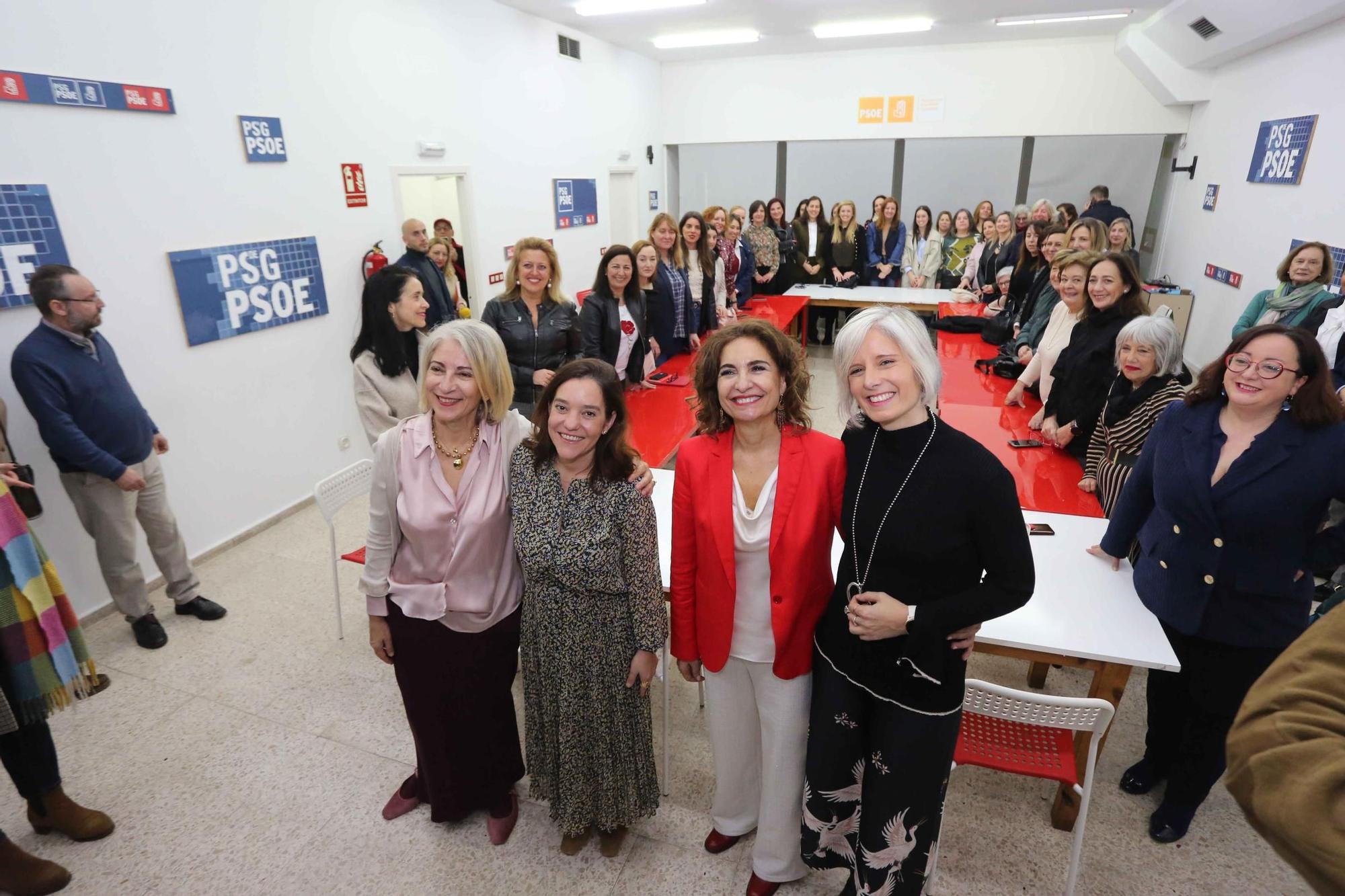 Encuentro feminista en la sede del PSOE en A Coruña con María Jesús Montero