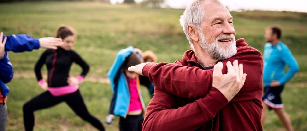 Personas mayores realizan deporte con el fin de mejorar su estado físico y su bienestar.