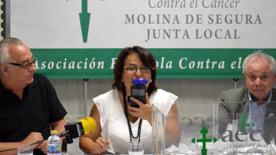 Paloma Reverte comunica al vencedor su premio por teléfono, junto al presidente de AECC, Juan Antonio Abellán,  (izq) y el notario Francisco Coronado.