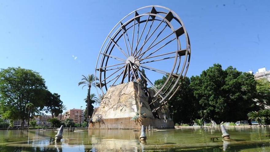 La fuente de la Redonda, la más grande de la ciudad de Murcia, recibe continuamente tratamiento para mantener la calidad del agua.