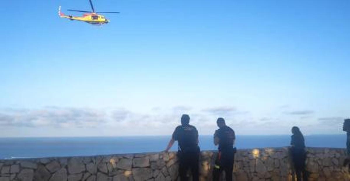 Los agentes, en el mirador de Ambolo, observan el helicóptero
