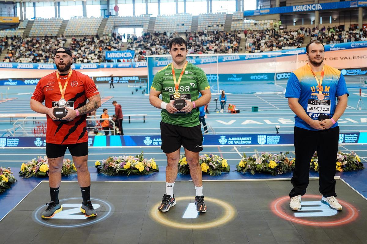 Miguel Ángel Gómez, campeón en lanzamiento, con su medalla.