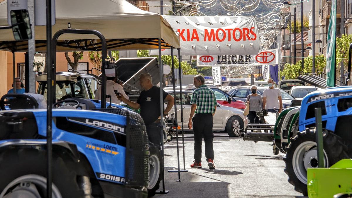 Expositores de automoción y maquinaria agrícola en la Feria de San Isidro de Castalla el año pasado.