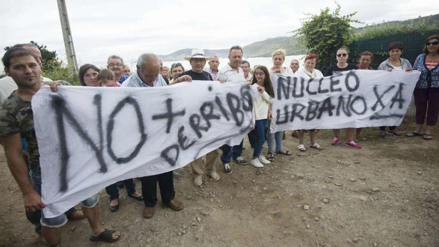 Protesta de los vecinos del Puerto de Suevos el pasado verano por el derribo de una casa.