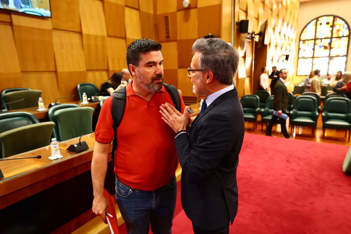 Horacio Royo (PSOE) y Víctor Serrano, concejales y consejeros de ZAV, este jueves antes del pleno en el Ayuntamiento de Zaragoza.