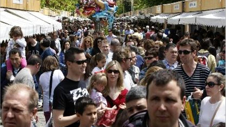 Gran afluencia de público en la 43 Fira del Llibre, ayer en los Jardines de Viveros.