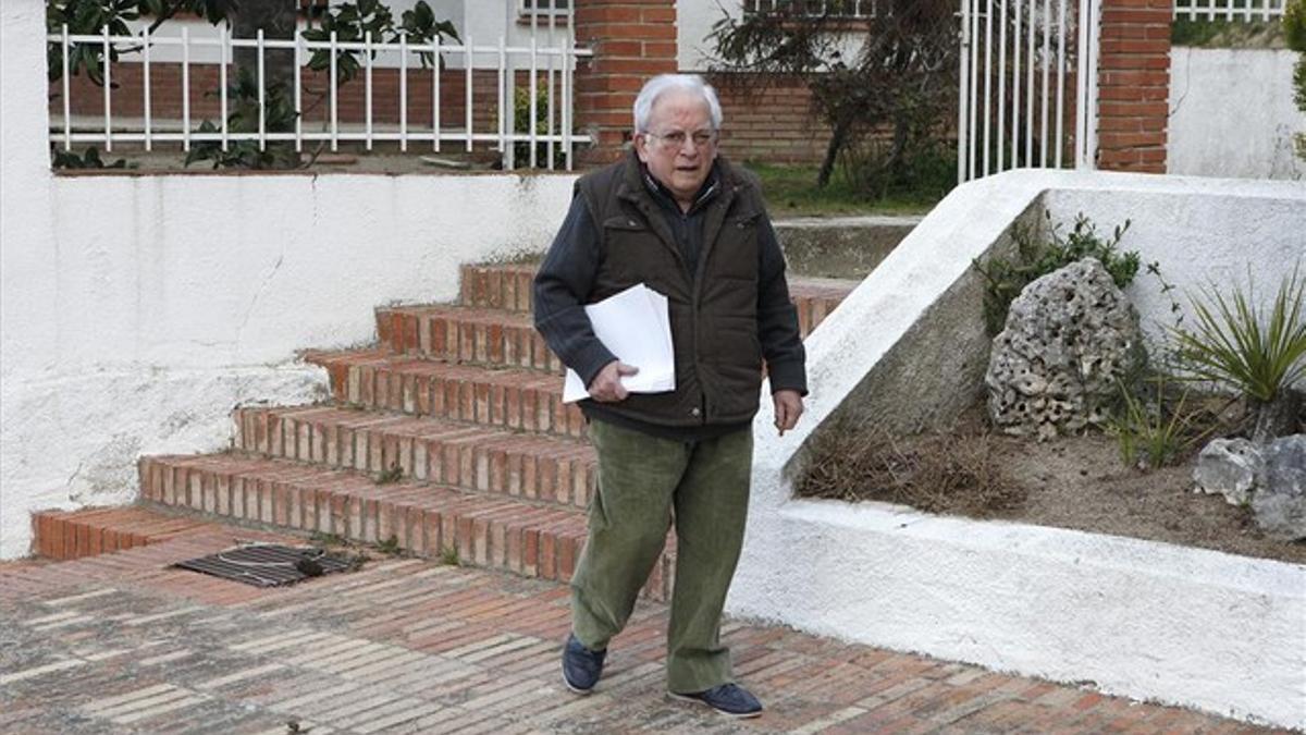 Alfons Torrus, el cura de Sant Cebrià, sale de su casa para oficiar la misa de las 8.30 horas, ayer.