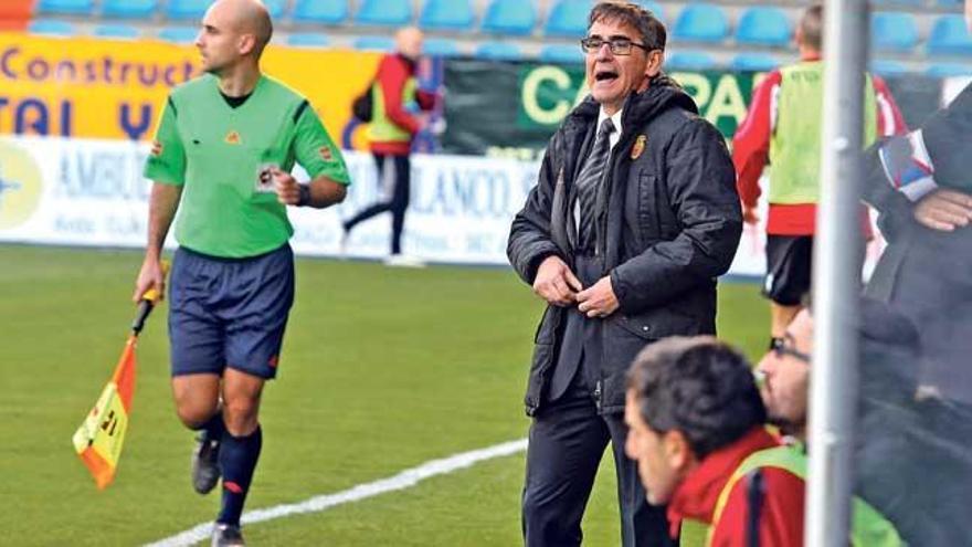 Fernando Vázquez da instrucciones a sus jugadores desde el banquillo.