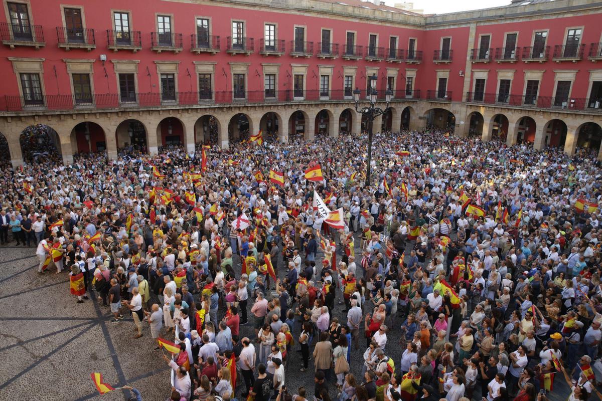En imágenes: así fue la masiva manifestación en Gijón de apoyo a Ceuta en la plaza Mayor