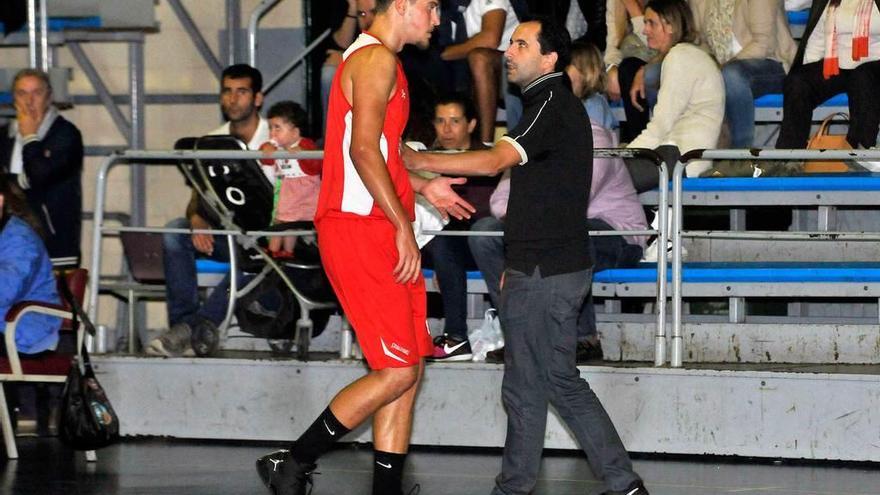 Arenas da instrucciones a Roberto Bedia durante un encuentro.