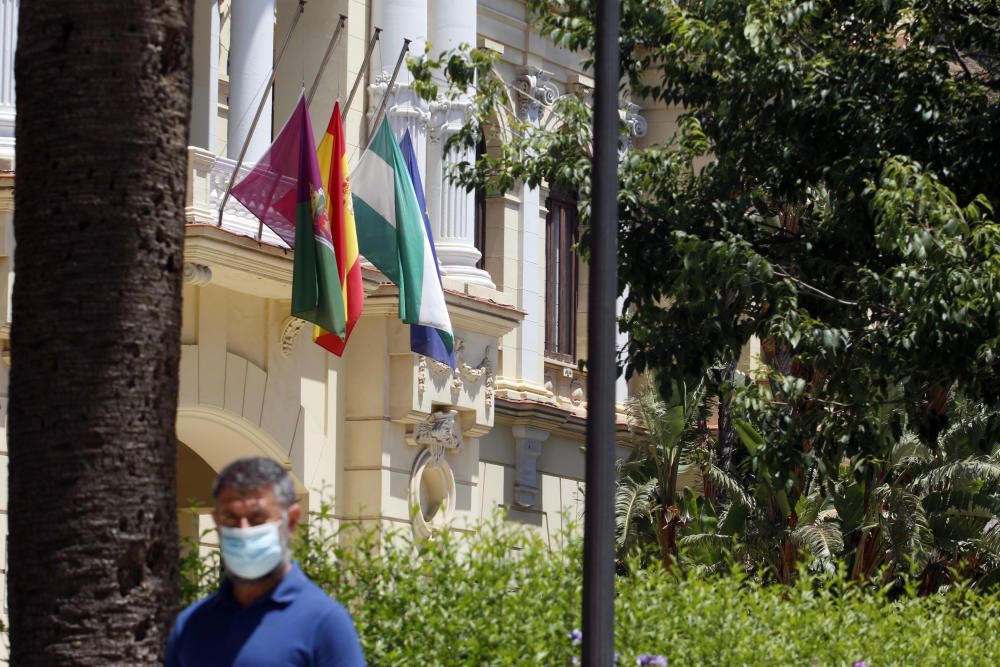 Las banderas de los edificios públicos han ondeado a media asta en sintonía con el luto nacional por las víctimas del coronavirus que decretaba el Gobierno Central la pasada semana.