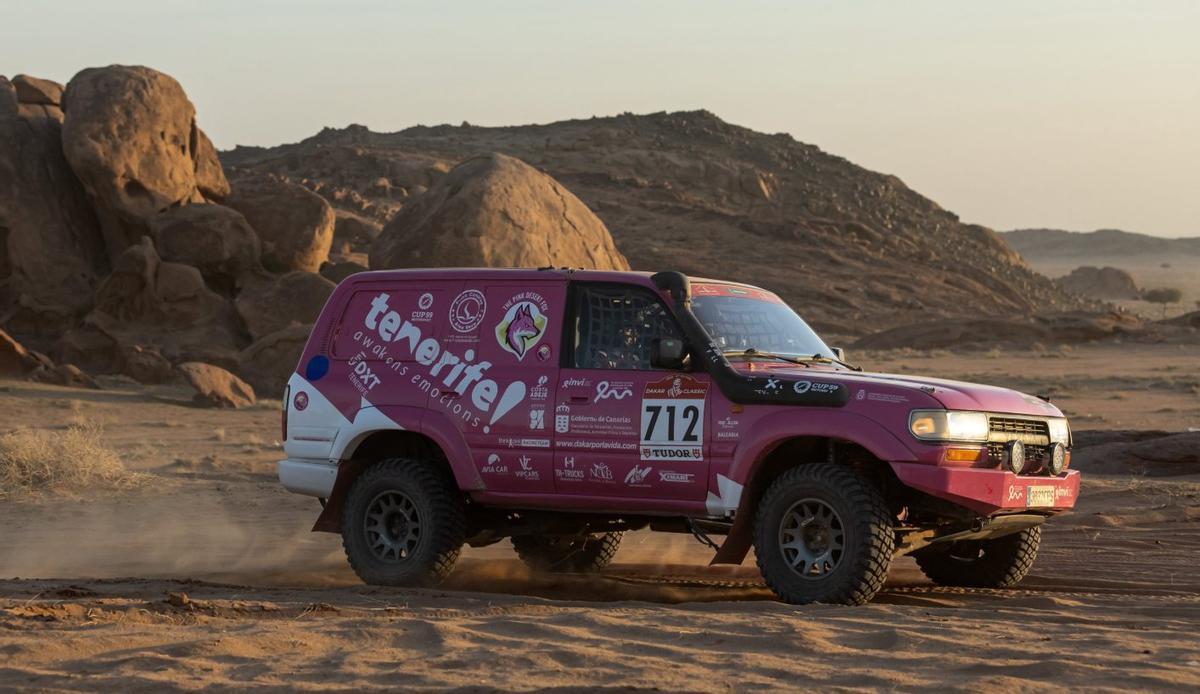 Rafa Lesmes, en el ‘Zorro Rosa’, recorriendo las pistas de arena de Arabia Saudí.   | DAKAR POR LA VIDA
