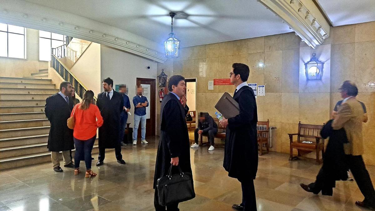 Los abogados de la defensa en el vestíbulo de los juzgados de Badajoz.